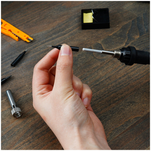 Паяльник цифровой DEKO SI10 065-0400 в кейсе + набор аксессуаров